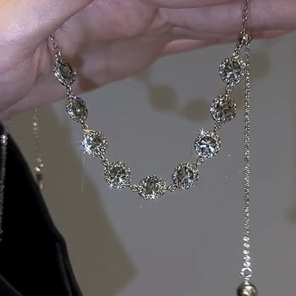 Anspruchsvolle Luxus-Halskette. Verstellbare Schlüsselbein-Halskette mit Kristall-Strasssteinen für Damen, neuer Trend, stilvolle und vielseitige Halskette
