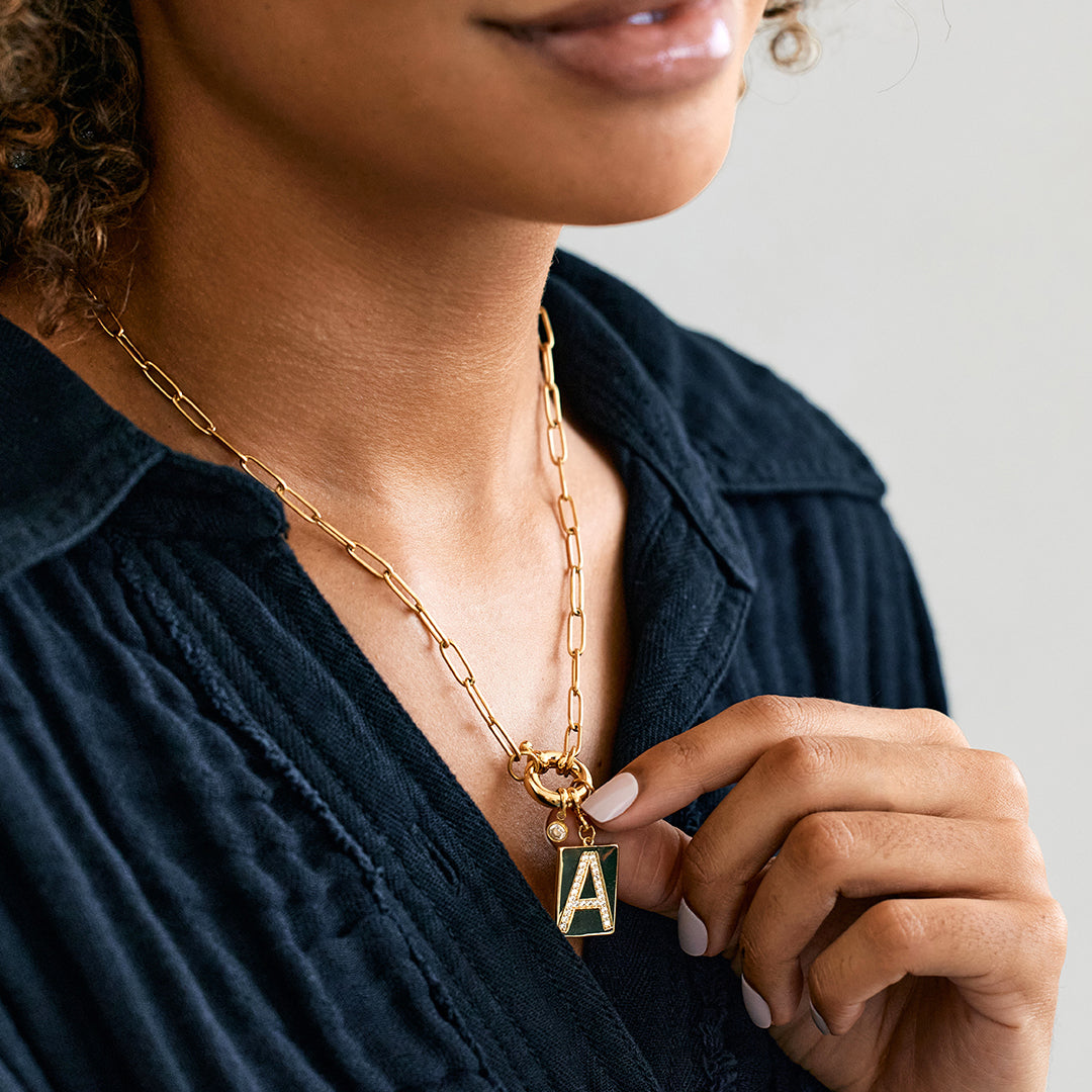 Collier pendentif initial pavé avec chaîne trombone