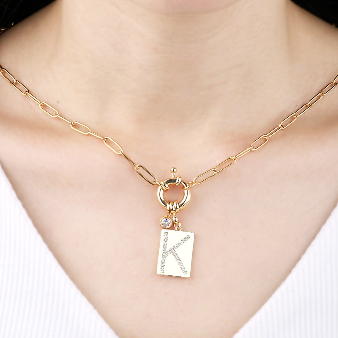 Collier pendentif initial pavé avec chaîne trombone