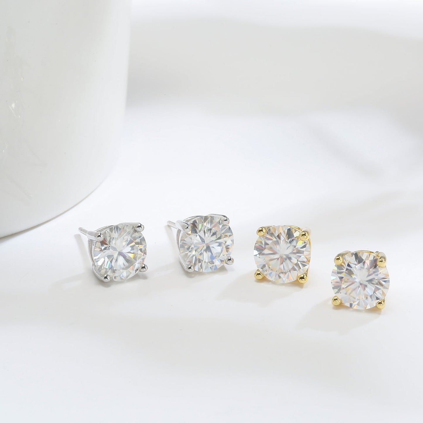 Clous d'oreilles solitaires classiques de 4 mm