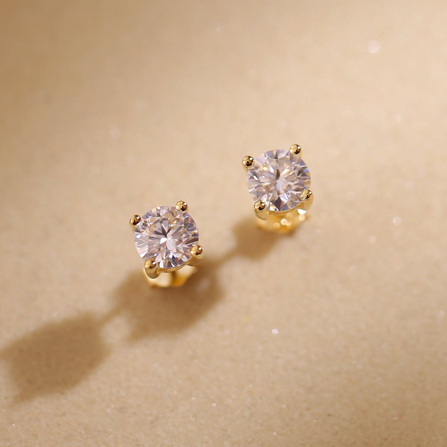Clous d'oreilles solitaires classiques de 4 mm