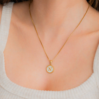 Collier lettre disque en nacre