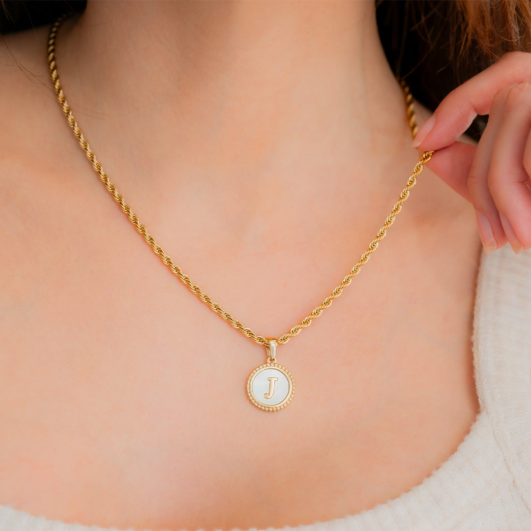 Collier lettre disque en nacre