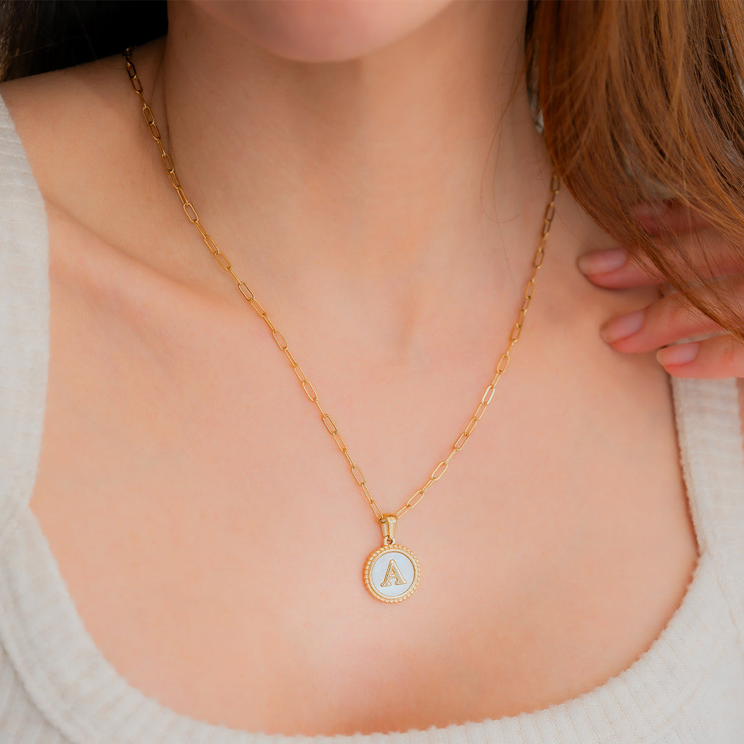 Collier lettre disque en nacre