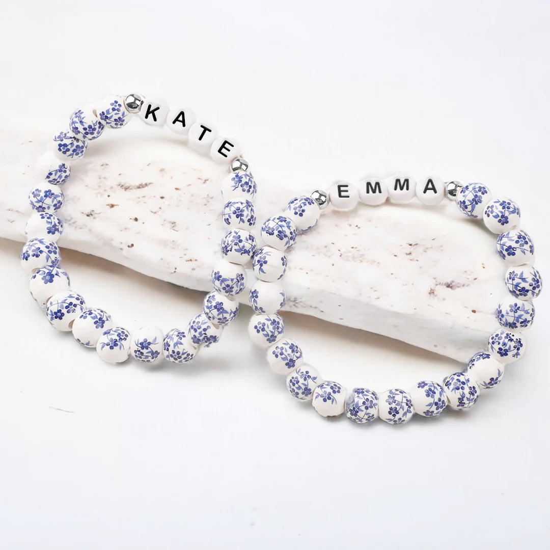 Bracelet personnalisé en porcelaine bleue avec perles florales et prénom