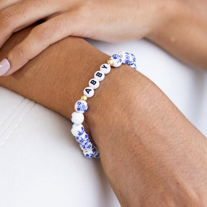 Bracelet personnalisé en porcelaine bleue avec perles florales et prénom