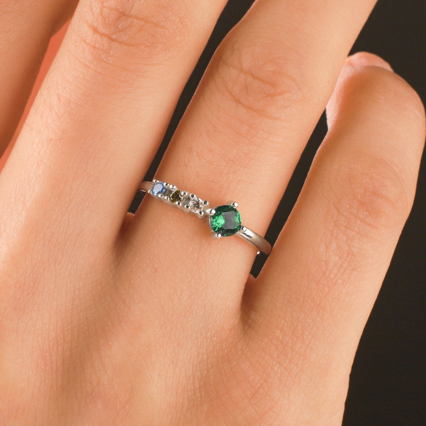 Bague avec pierres de naissance familiales
