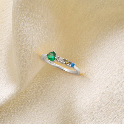 Bague avec pierres de naissance familiales