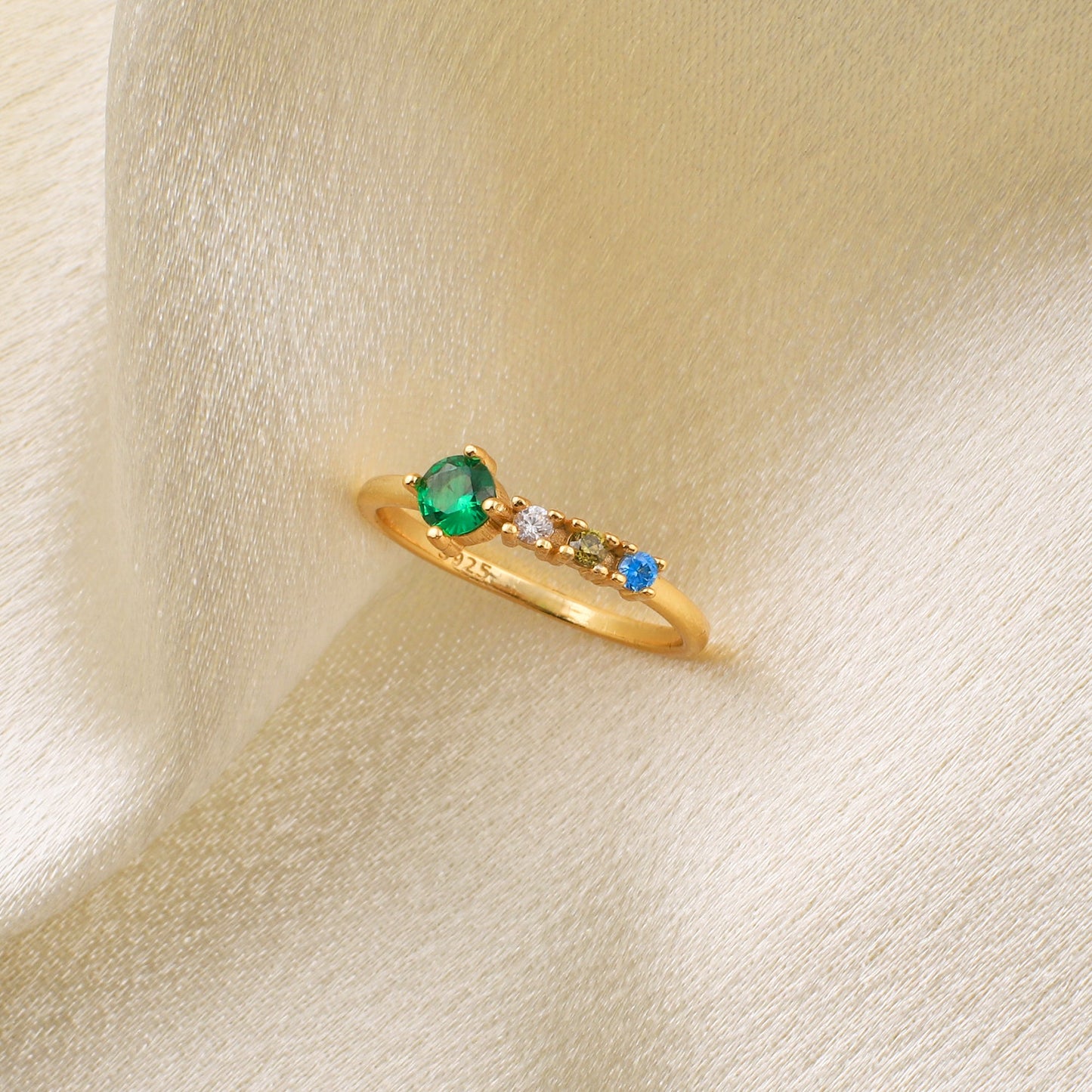 Bague avec pierres de naissance familiales