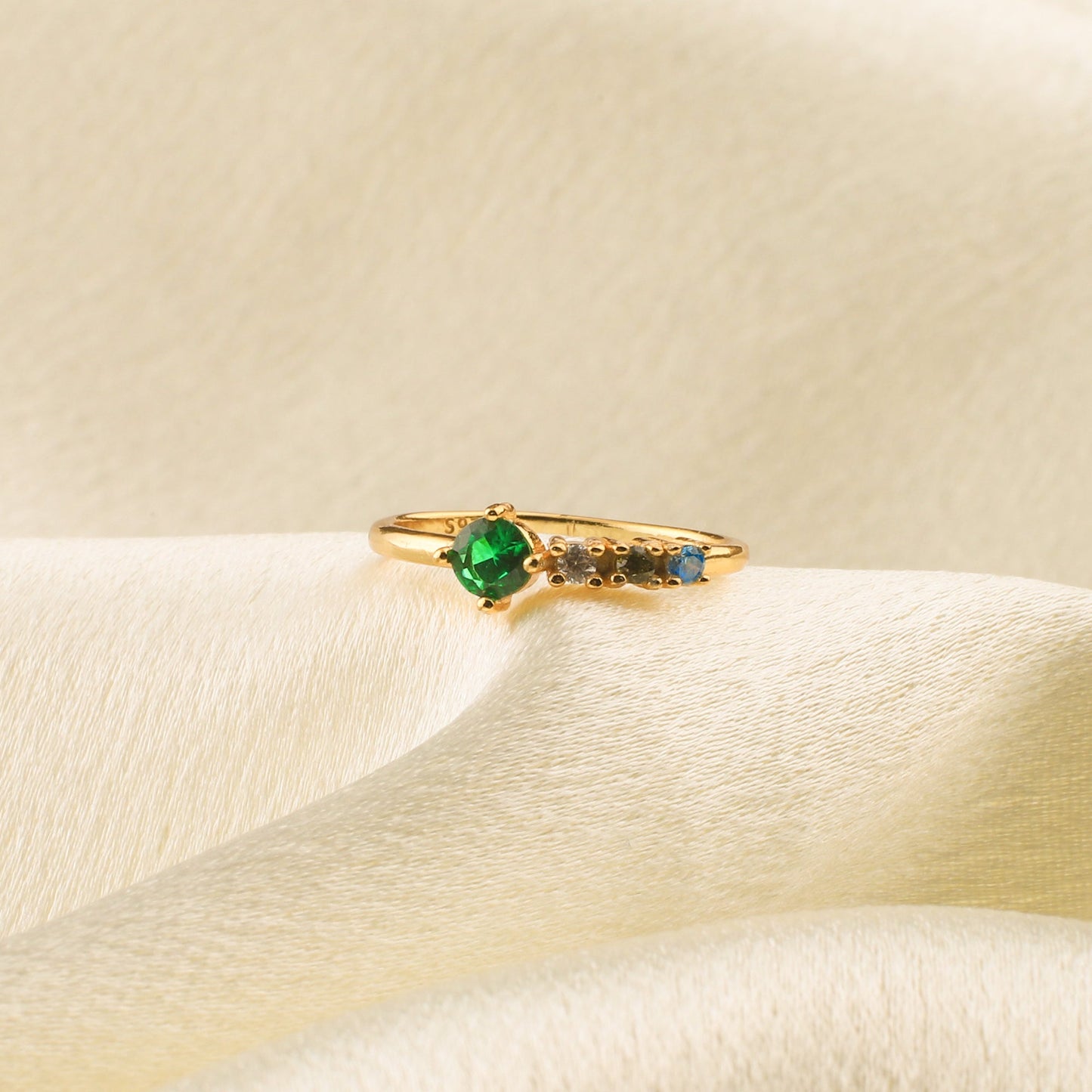 Bague avec pierres de naissance familiales