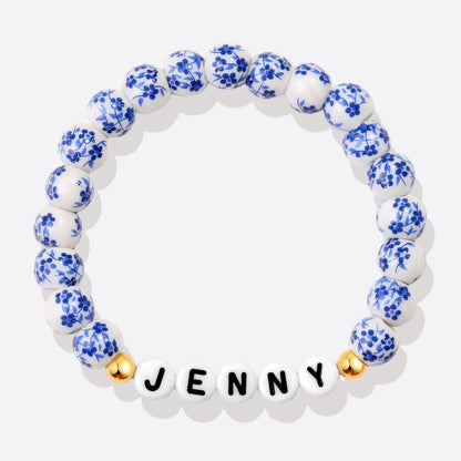 Bracelet personnalisé en porcelaine bleue avec perles florales et prénom
