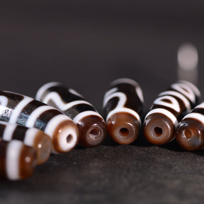 Pendentif tibétain en agate noire et blanche, longueur 38 mm, largeur 12 mm, motif totem aléatoire