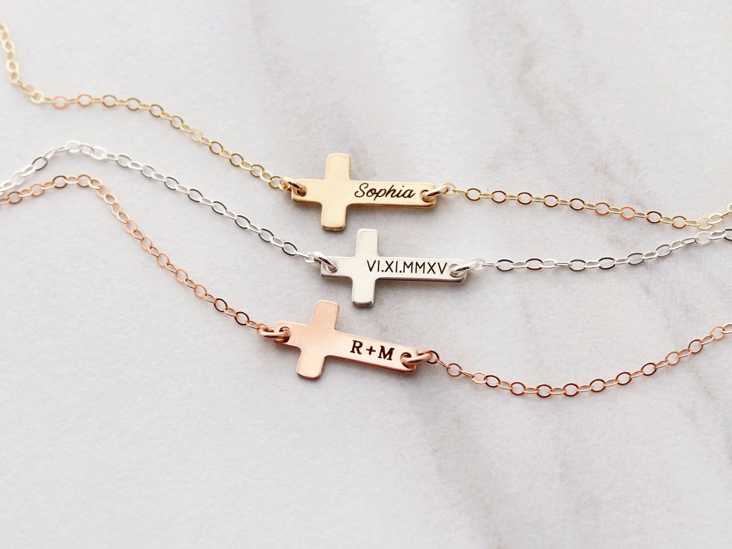 Collier croix gravée pour enfants 