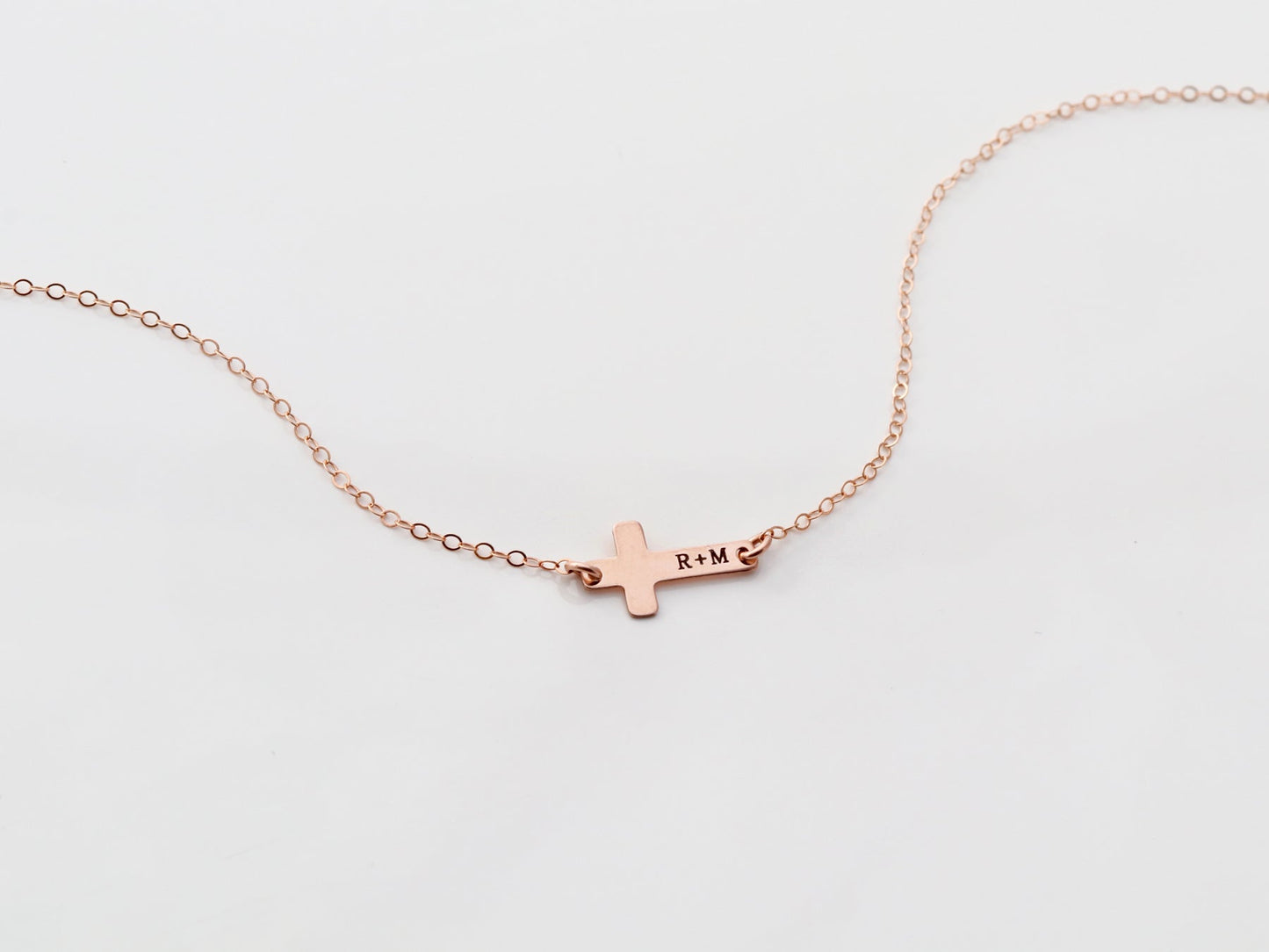 Collier croix gravée pour enfants 