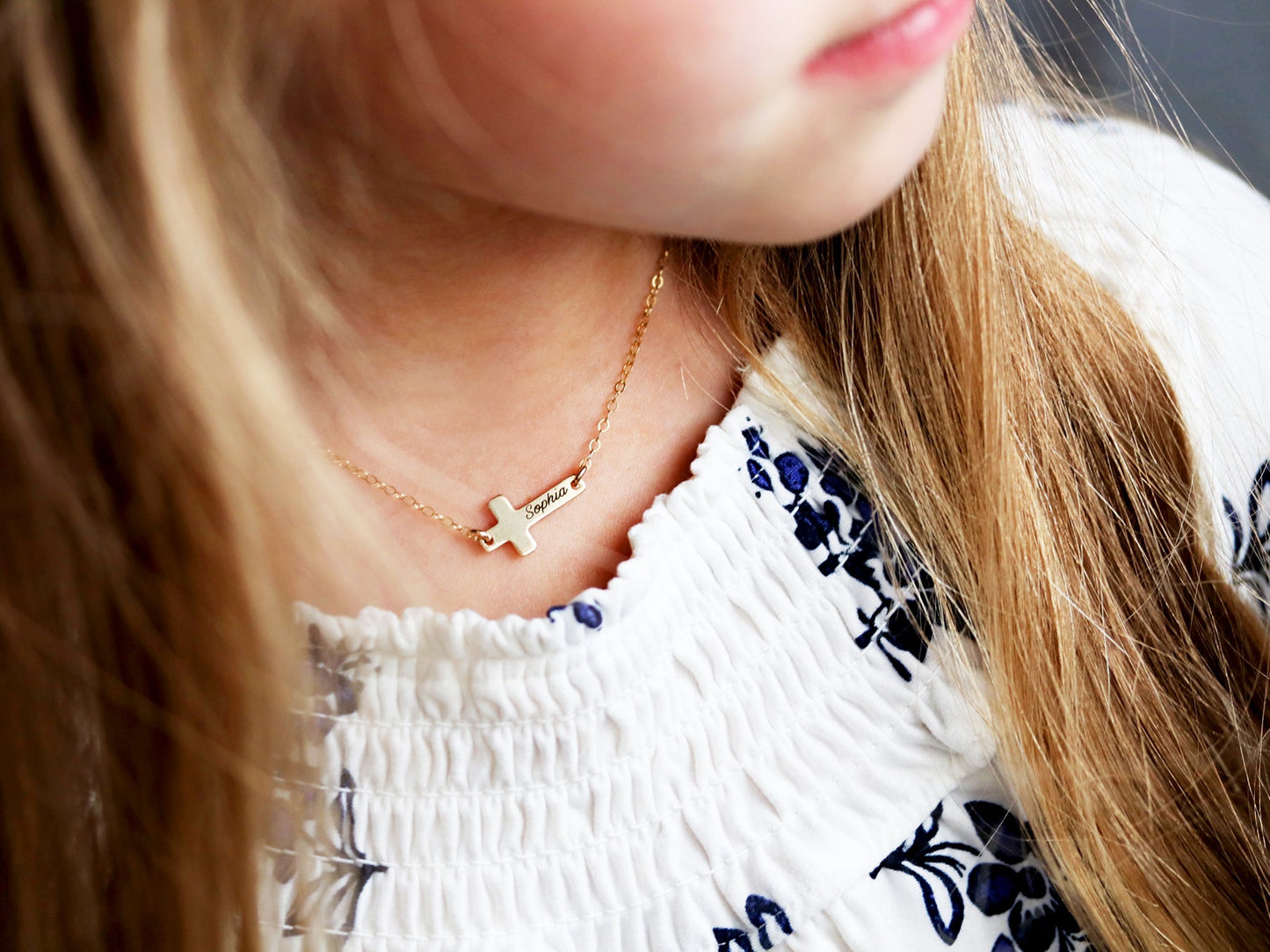 Collier croix gravée pour enfants 