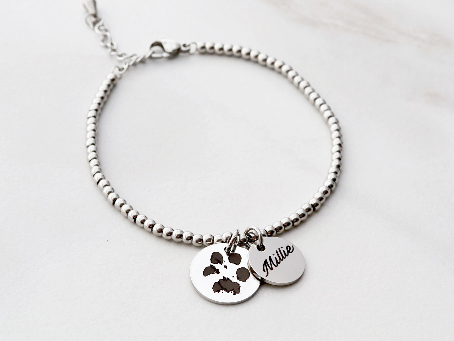 Echtes Perlenarmband mit Pfotenabdruck