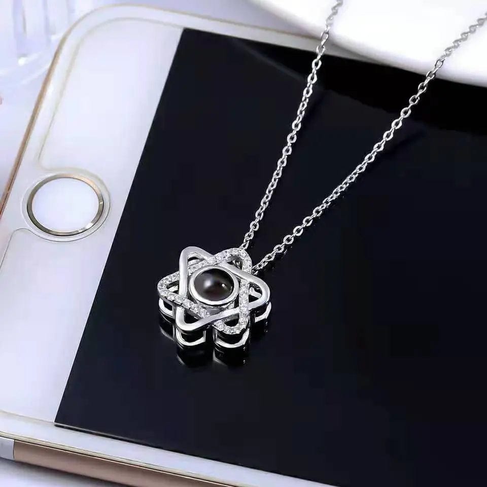 Collier personnalisé avec photo cachée et pierres précieuses en zircone hexagonale