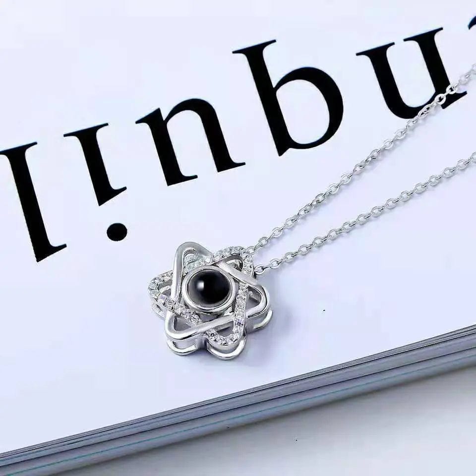 Collier personnalisé avec photo cachée et pierres précieuses en zircone hexagonale