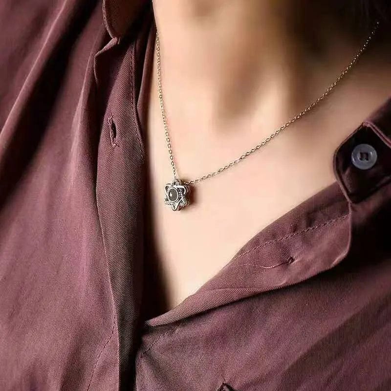 Collier personnalisé avec photo cachée et pierres précieuses en zircone hexagonale