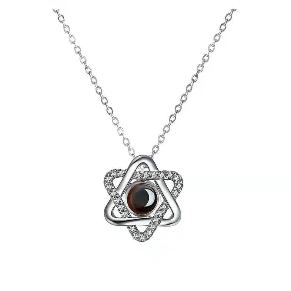Collier personnalisé avec photo cachée et pierres précieuses en zircone hexagonale