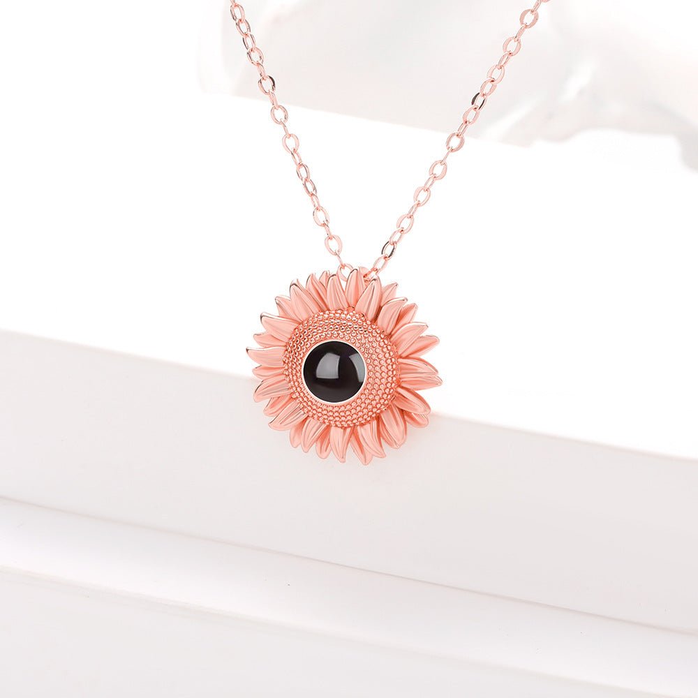 Collier personnalisé avec projection photo cachée en forme de tournesol 