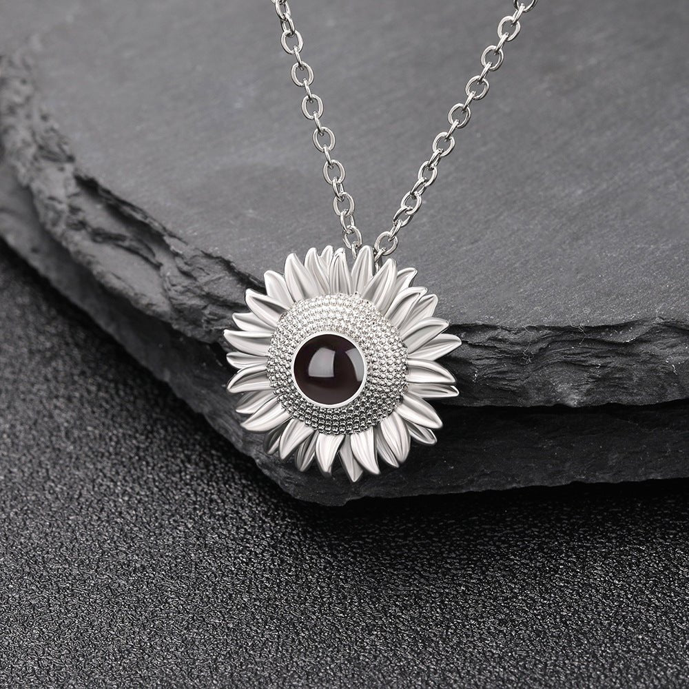 Collier personnalisé avec projection photo cachée en forme de tournesol 