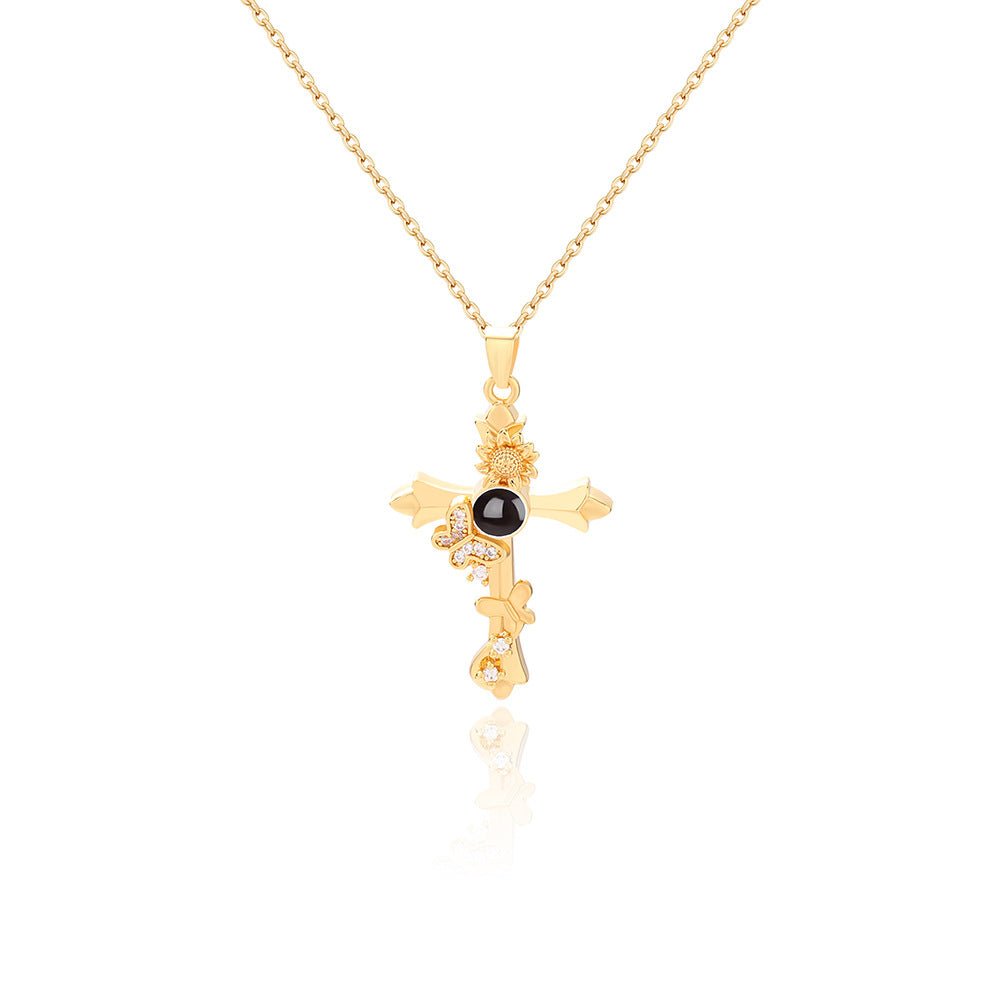 Collier personnalisé avec projection photo cachée en forme de croix papillon