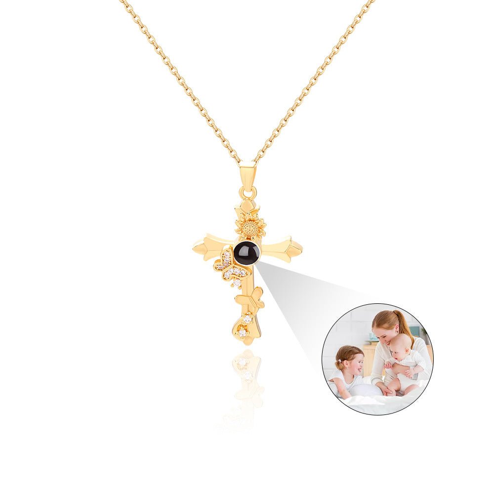Collier personnalisé avec projection photo cachée en forme de croix papillon