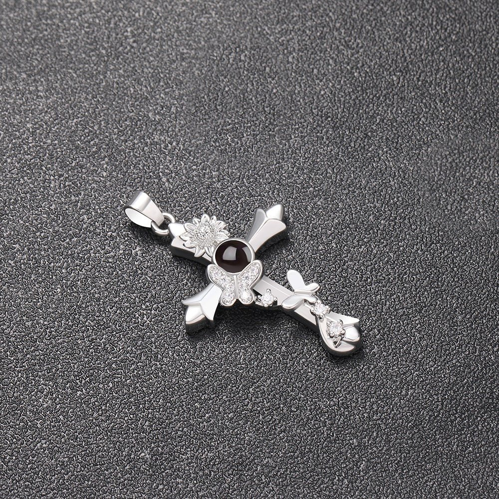 Collier personnalisé avec projection photo cachée en forme de croix papillon