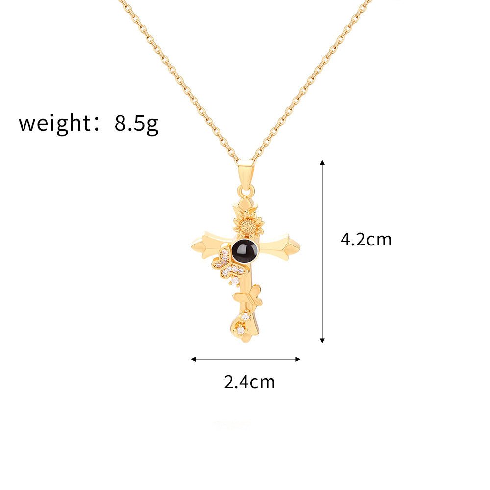Collier personnalisé avec projection photo cachée en forme de croix papillon