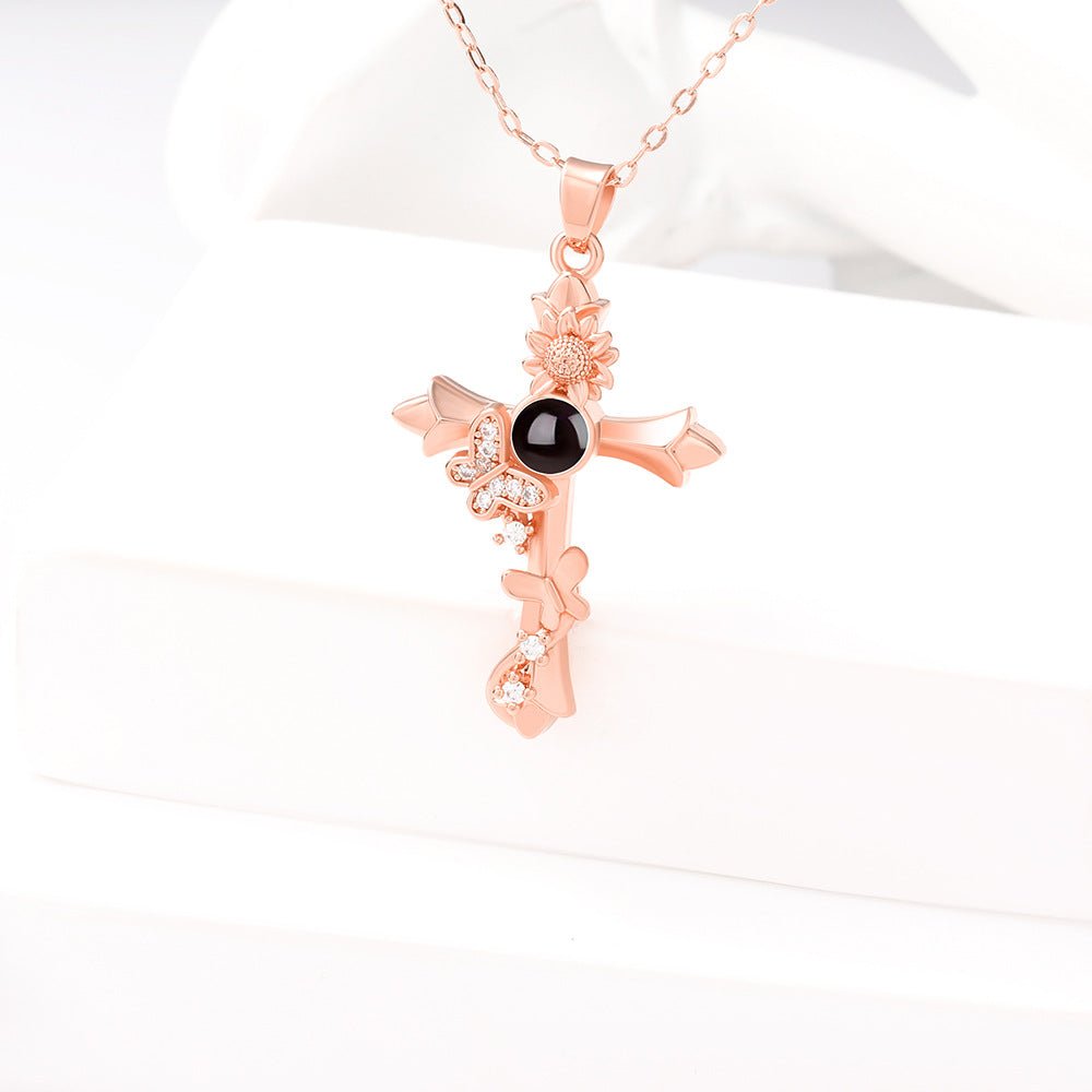 Collier personnalisé avec projection photo cachée en forme de croix papillon