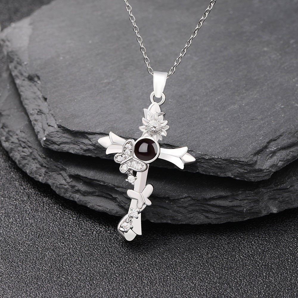 Collier personnalisé avec projection photo cachée en forme de croix papillon
