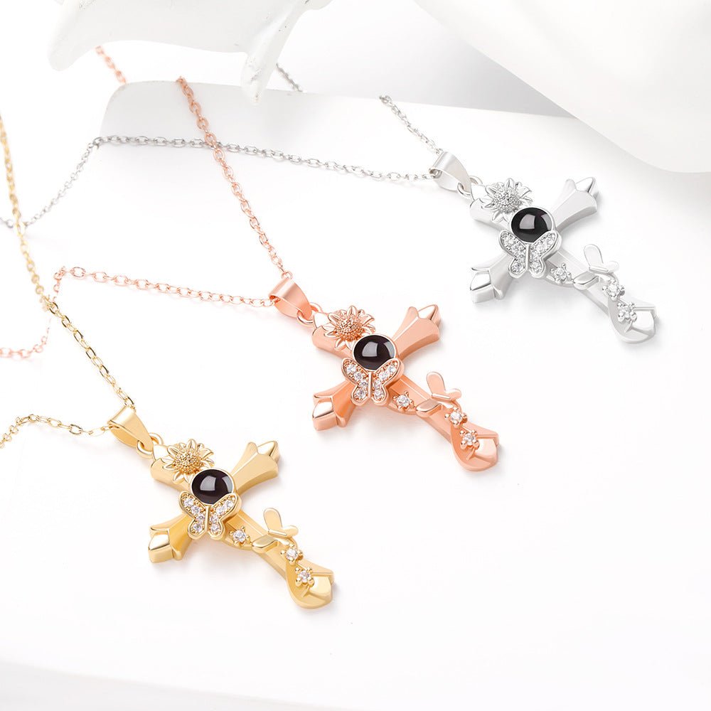 Collier personnalisé avec projection photo cachée en forme de croix papillon