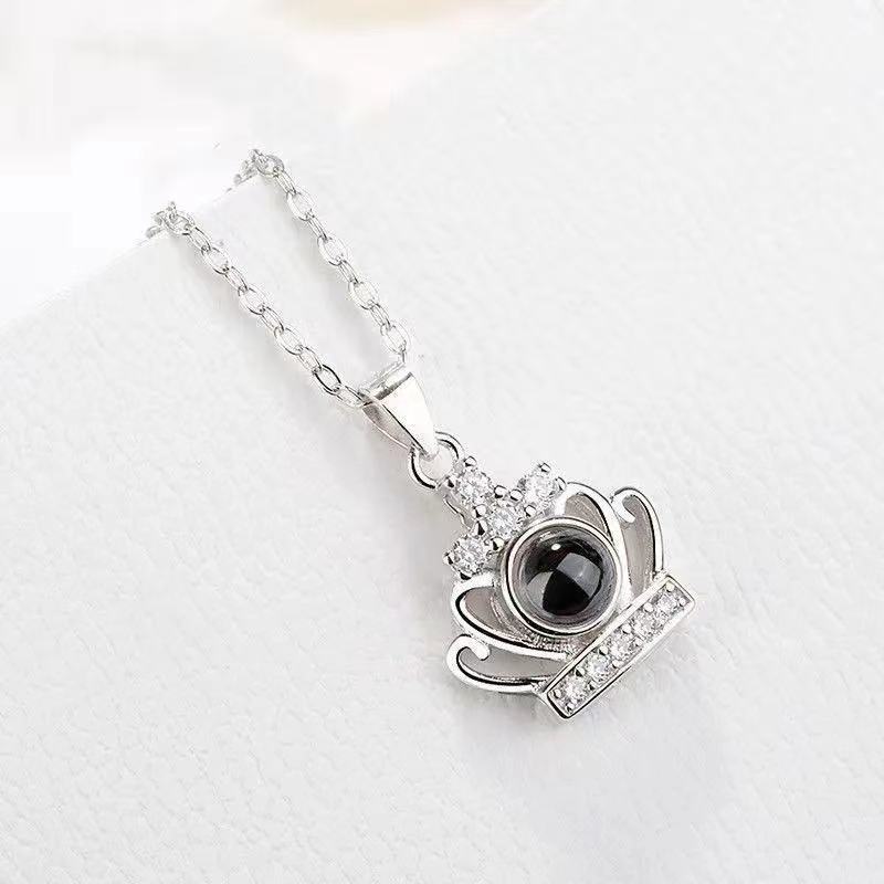 Collier personnalisé avec projection photo cachée et joyaux de la couronne