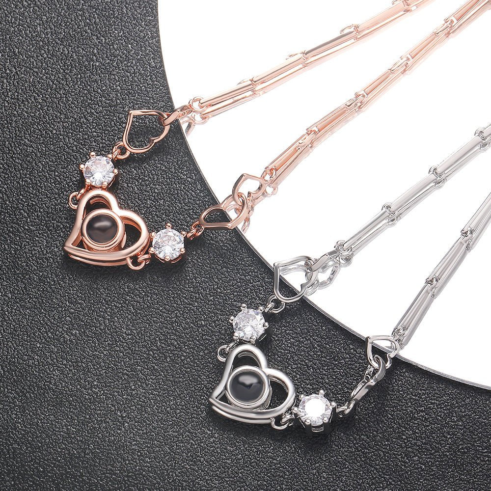 Collier personnalisé avec projection photo cachée en forme de cœur en diamant