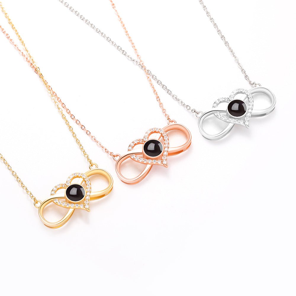Collier personnalisé avec projection photo cachée en forme de cœur infini