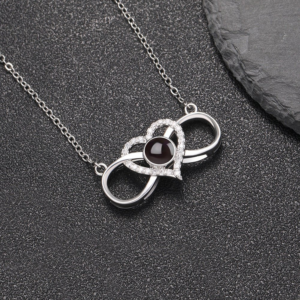 Collier personnalisé avec projection photo cachée en forme de cœur infini