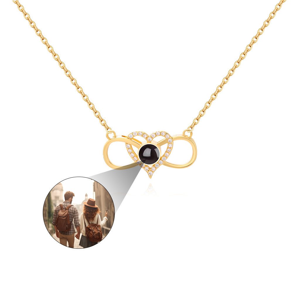 Collier personnalisé avec projection photo cachée en forme de cœur infini