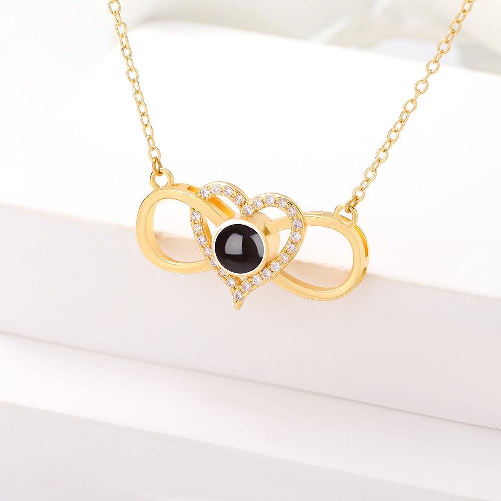Collier personnalisé avec projection photo cachée en forme de cœur infini