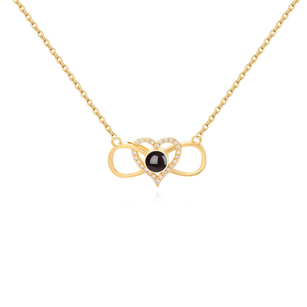 Collier personnalisé avec projection photo cachée en forme de cœur infini