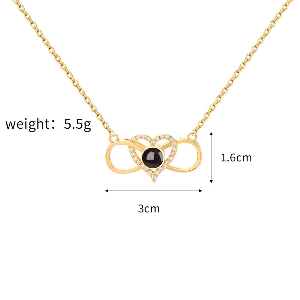 Collier personnalisé avec projection photo cachée en forme de cœur infini
