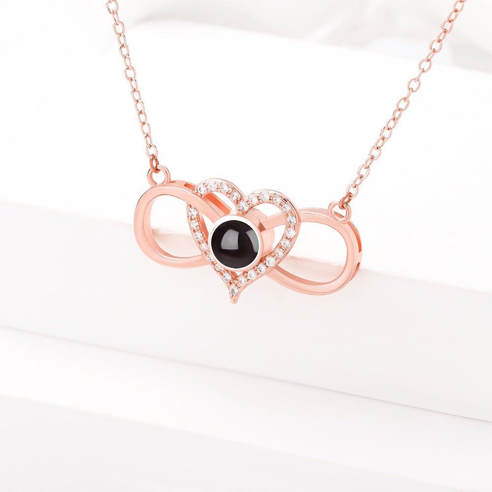 Collier personnalisé avec projection photo cachée en forme de cœur infini