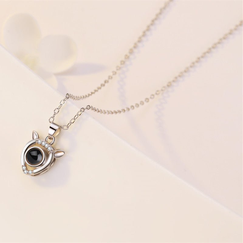 Collier personnalisé avec mini-diamant faon et projection photo cachée