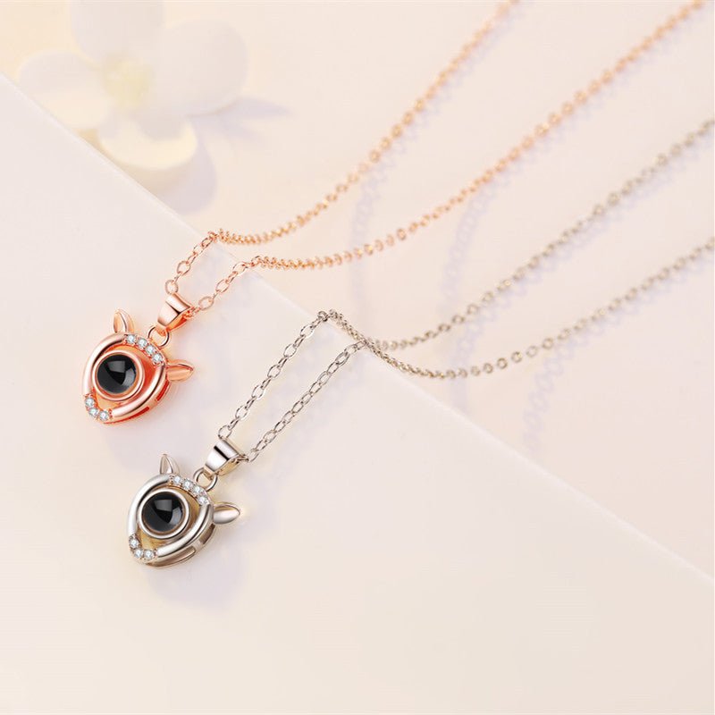 Collier personnalisé avec mini-diamant faon et projection photo cachée