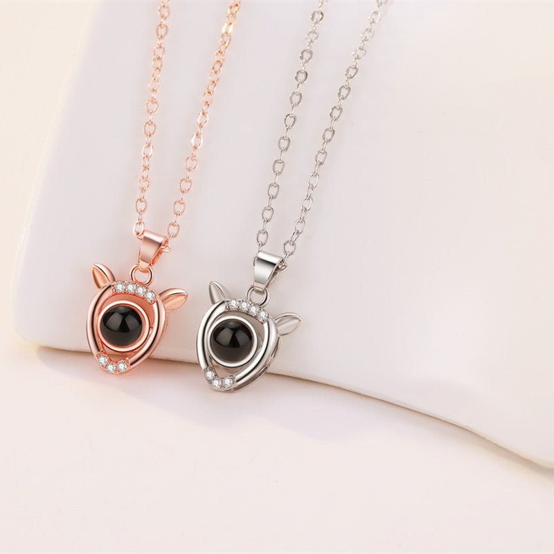 Collier personnalisé avec mini-diamant faon et projection photo cachée