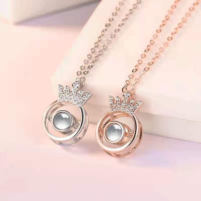 Collier personnalisé avec projection photo cachée et couronne ronde en diamant