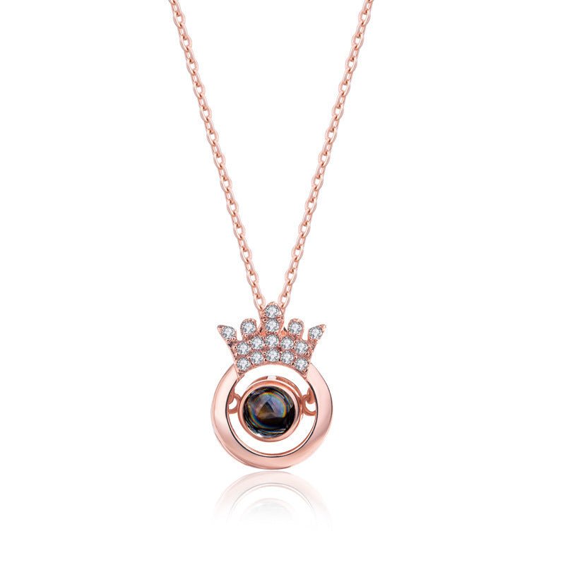Collier personnalisé avec projection photo cachée et couronne ronde en diamant