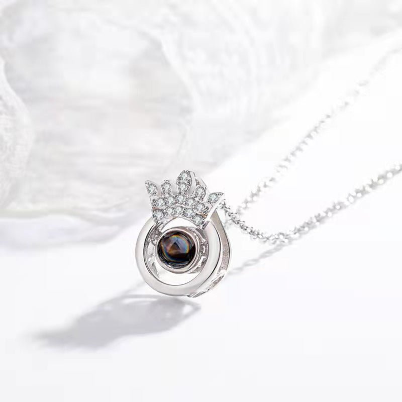Collier personnalisé avec projection photo cachée et couronne ronde en diamant