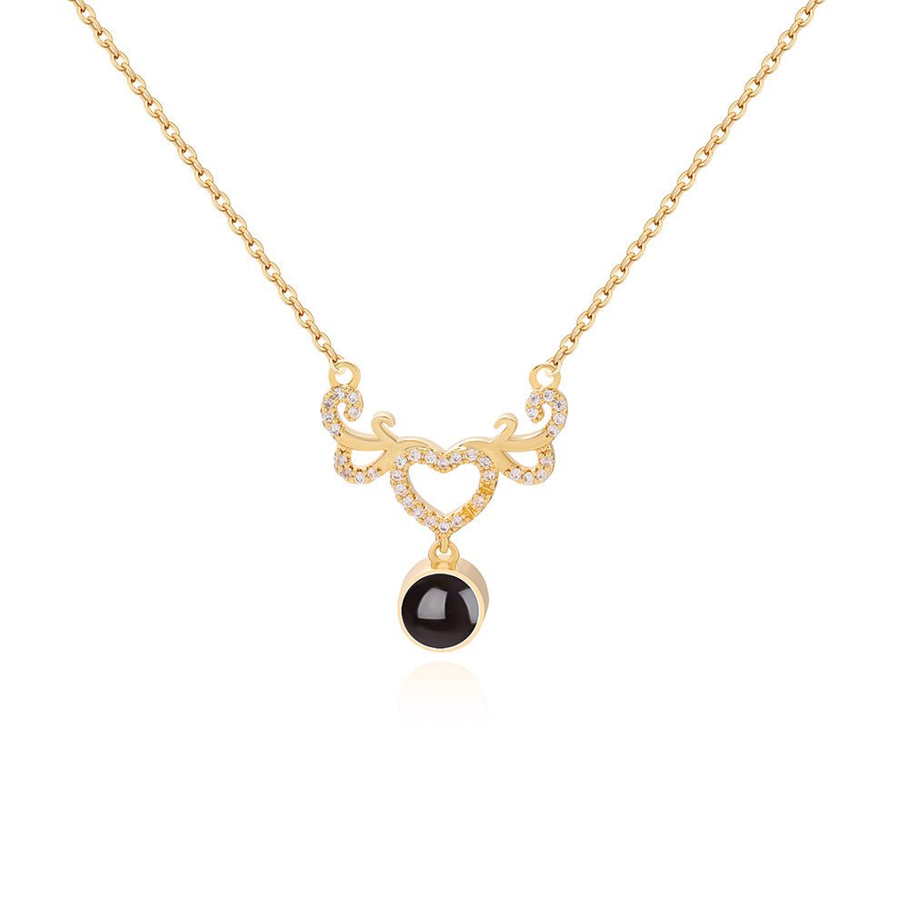 Collier personnalisé avec projection photo cachée en forme de cœur ailé