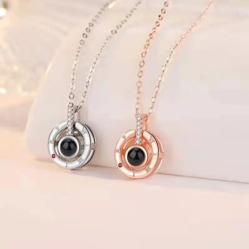 Collier photo personnalisé minimaliste avec chiffres romains cachés